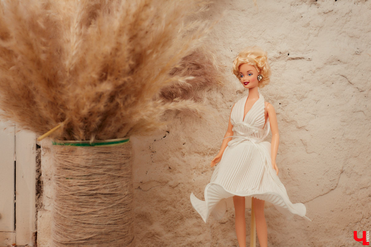 «Время кукол прошло» — грустная фраза, которая заставит попрощаться с детством. Но соглашаться с ней или нет — дело каждого. Например, у владимирского коллекционера Надежды Яковлевой дома настоящий игрушечный мир, и специально для «Ключ-Медиа» его обитателей из разных эпох и стран вывели в свет.