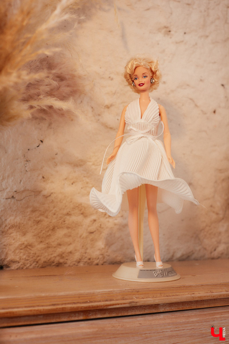 «Время кукол прошло» — грустная фраза, которая заставит попрощаться с детством. Но соглашаться с ней или нет — дело каждого. Например, у владимирского коллекционера Надежды Яковлевой дома настоящий игрушечный мир, и специально для «Ключ-Медиа» его обитателей из разных эпох и стран вывели в свет.