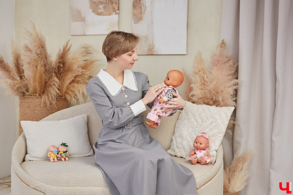 «Время кукол прошло» — грустная фраза, которая заставит попрощаться с детством. Но соглашаться с ней или нет — дело каждого. Например, у владимирского коллекционера Надежды Яковлевой дома настоящий игрушечный мир, и специально для «Ключ-Медиа» его обитателей из разных эпох и стран вывели в свет.