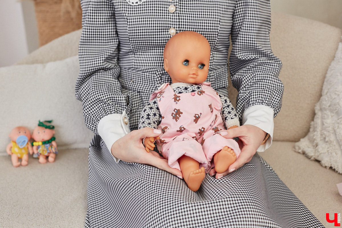 «Время кукол прошло» — грустная фраза, которая заставит попрощаться с детством. Но соглашаться с ней или нет — дело каждого. Например, у владимирского коллекционера Надежды Яковлевой дома настоящий игрушечный мир, и специально для «Ключ-Медиа» его обитателей из разных эпох и стран вывели в свет.