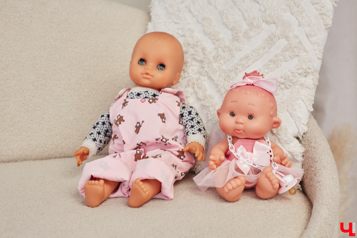 «Время кукол прошло» — грустная фраза, которая заставит попрощаться с детством. Но соглашаться с ней или нет — дело каждого. Например, у владимирского коллекционера Надежды Яковлевой дома настоящий игрушечный мир, и специально для «Ключ-Медиа» его обитателей из разных эпох и стран вывели в свет.