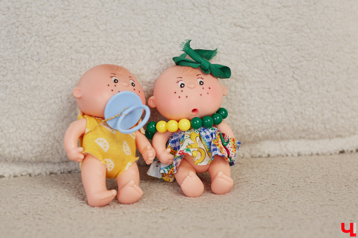 «Время кукол прошло» — грустная фраза, которая заставит попрощаться с детством. Но соглашаться с ней или нет — дело каждого. Например, у владимирского коллекционера Надежды Яковлевой дома настоящий игрушечный мир, и специально для «Ключ-Медиа» его обитателей из разных эпох и стран вывели в свет.