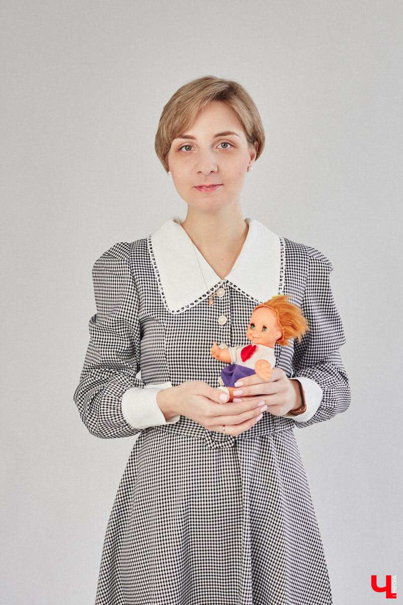 «Время кукол прошло» — грустная фраза, которая заставит попрощаться с детством. Но соглашаться с ней или нет — дело каждого. Например, у владимирского коллекционера Надежды Яковлевой дома настоящий игрушечный мир, и специально для «Ключ-Медиа» его обитателей из разных эпох и стран вывели в свет.