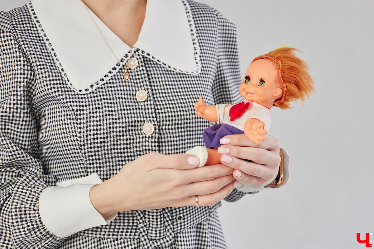 «Время кукол прошло» — грустная фраза, которая заставит попрощаться с детством. Но соглашаться с ней или нет — дело каждого. Например, у владимирского коллекционера Надежды Яковлевой дома настоящий игрушечный мир, и специально для «Ключ-Медиа» его обитателей из разных эпох и стран вывели в свет.