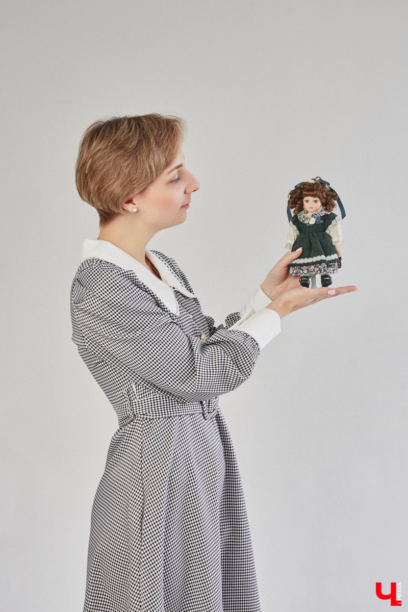 «Время кукол прошло» — грустная фраза, которая заставит попрощаться с детством. Но соглашаться с ней или нет — дело каждого. Например, у владимирского коллекционера Надежды Яковлевой дома настоящий игрушечный мир, и специально для «Ключ-Медиа» его обитателей из разных эпох и стран вывели в свет.