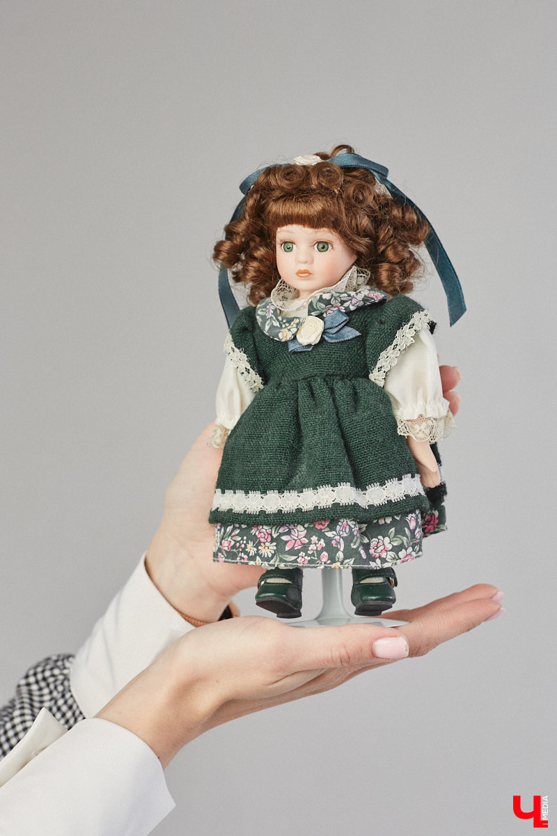 «Время кукол прошло» — грустная фраза, которая заставит попрощаться с детством. Но соглашаться с ней или нет — дело каждого. Например, у владимирского коллекционера Надежды Яковлевой дома настоящий игрушечный мир, и специально для «Ключ-Медиа» его обитателей из разных эпох и стран вывели в свет.