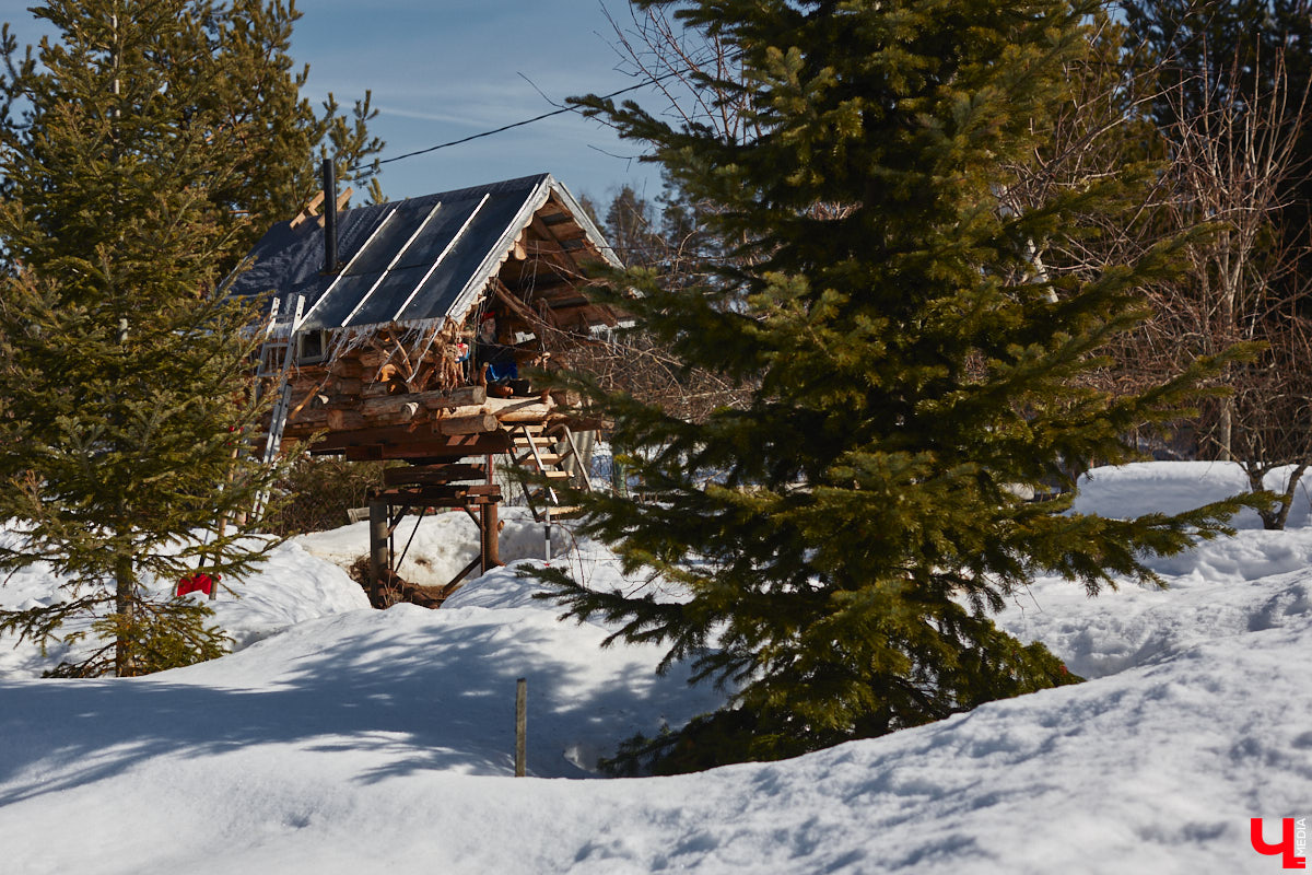 Умелец из Судогодского района построил на своем участке избушку на курьих ножках. Домик Бабы-яги не просто стоит, а еще и вращается на 360 градусов. Сейчас Владимир Панин приводит механизм в движение вручную, но в будущем планирует усовершенствовать конструкцию, чтобы с помощью пульта поворачивать собственное творение «к себе передом, к лесу задом». «Ключ-Медиа» отправился в гости к сказке за атмосферным фоторепортажем.