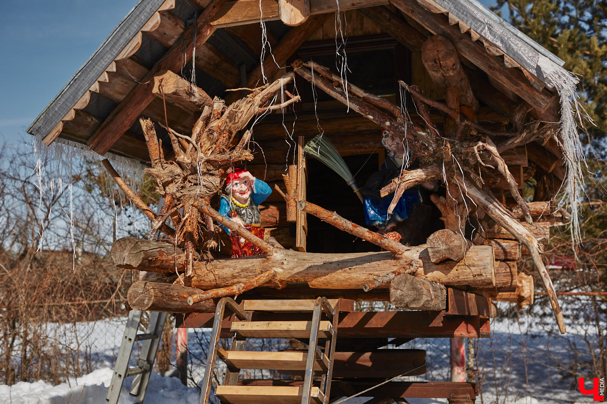 Умелец из Судогодского района построил на своем участке избушку на курьих ножках. Домик Бабы-яги не просто стоит, а еще и вращается на 360 градусов. Сейчас Владимир Панин приводит механизм в движение вручную, но в будущем планирует усовершенствовать конструкцию, чтобы с помощью пульта поворачивать собственное творение «к себе передом, к лесу задом». «Ключ-Медиа» отправился в гости к сказке за атмосферным фоторепортажем.