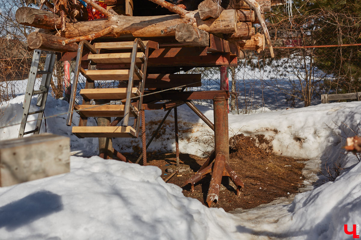 Умелец из Судогодского района построил на своем участке избушку на курьих ножках. Домик Бабы-яги не просто стоит, а еще и вращается на 360 градусов. Сейчас Владимир Панин приводит механизм в движение вручную, но в будущем планирует усовершенствовать конструкцию, чтобы с помощью пульта поворачивать собственное творение «к себе передом, к лесу задом». «Ключ-Медиа» отправился в гости к сказке за атмосферным фоторепортажем.
