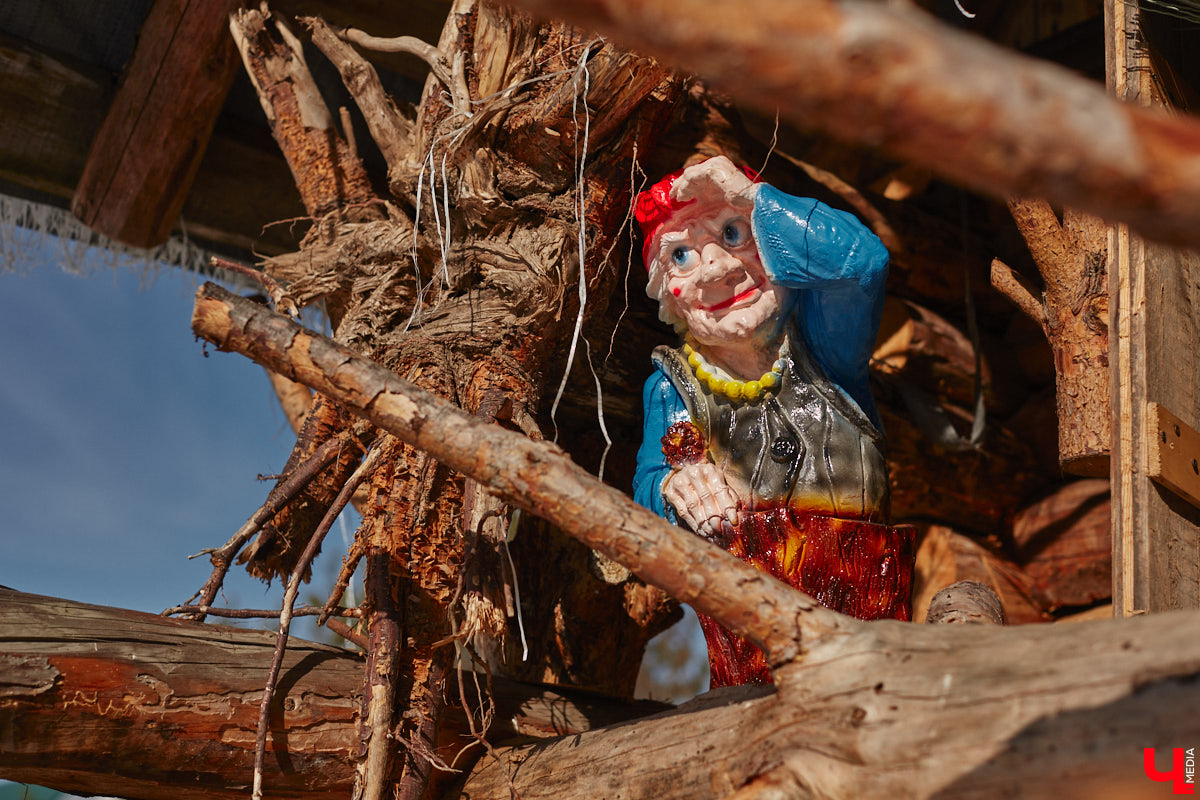 Умелец из Судогодского района построил на своем участке избушку на курьих ножках. Домик Бабы-яги не просто стоит, а еще и вращается на 360 градусов. Сейчас Владимир Панин приводит механизм в движение вручную, но в будущем планирует усовершенствовать конструкцию, чтобы с помощью пульта поворачивать собственное творение «к себе передом, к лесу задом». «Ключ-Медиа» отправился в гости к сказке за атмосферным фоторепортажем.