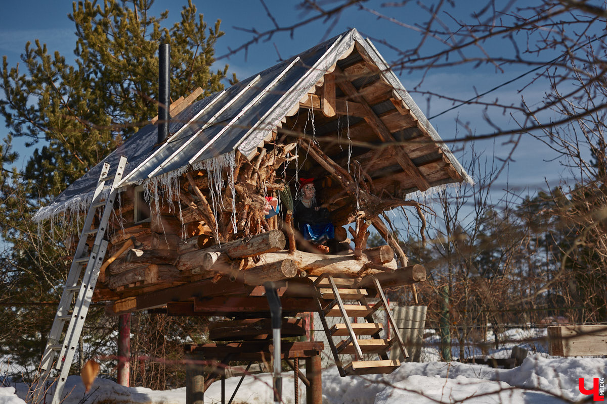 Умелец из Судогодского района построил на своем участке избушку на курьих ножках. Домик Бабы-яги не просто стоит, а еще и вращается на 360 градусов. Сейчас Владимир Панин приводит механизм в движение вручную, но в будущем планирует усовершенствовать конструкцию, чтобы с помощью пульта поворачивать собственное творение «к себе передом, к лесу задом». «Ключ-Медиа» отправился в гости к сказке за атмосферным фоторепортажем.