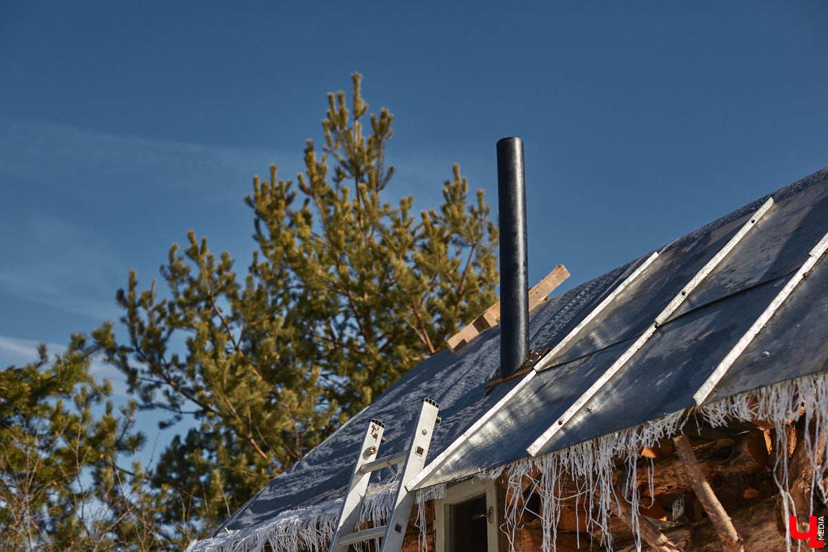 Умелец из Судогодского района построил на своем участке избушку на курьих ножках. Домик Бабы-яги не просто стоит, а еще и вращается на 360 градусов. Сейчас Владимир Панин приводит механизм в движение вручную, но в будущем планирует усовершенствовать конструкцию, чтобы с помощью пульта поворачивать собственное творение «к себе передом, к лесу задом». «Ключ-Медиа» отправился в гости к сказке за атмосферным фоторепортажем.