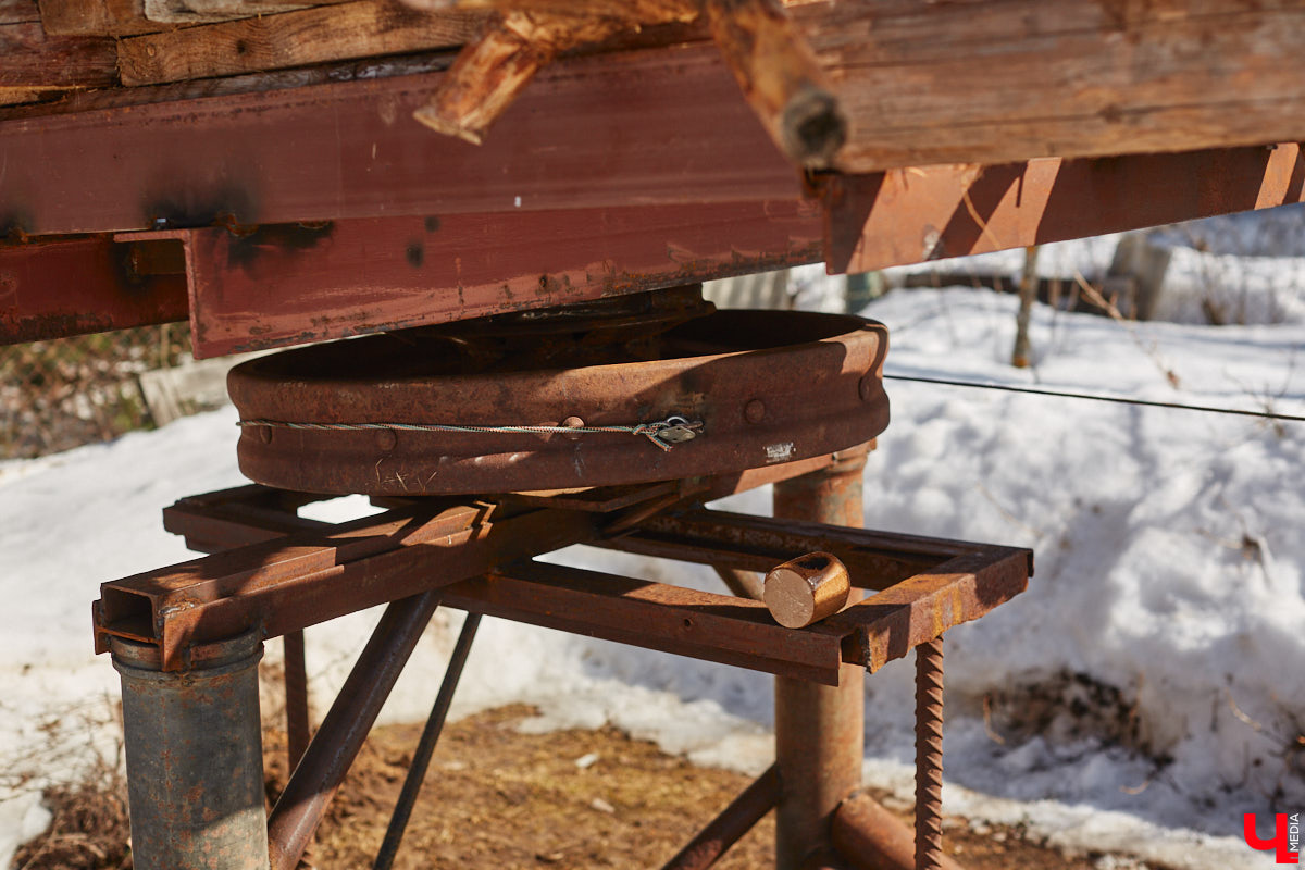 Умелец из Судогодского района построил на своем участке избушку на курьих ножках. Домик Бабы-яги не просто стоит, а еще и вращается на 360 градусов. Сейчас Владимир Панин приводит механизм в движение вручную, но в будущем планирует усовершенствовать конструкцию, чтобы с помощью пульта поворачивать собственное творение «к себе передом, к лесу задом». «Ключ-Медиа» отправился в гости к сказке за атмосферным фоторепортажем.