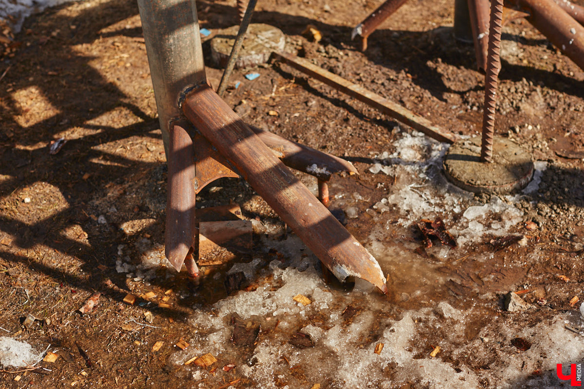 Умелец из Судогодского района построил на своем участке избушку на курьих ножках. Домик Бабы-яги не просто стоит, а еще и вращается на 360 градусов. Сейчас Владимир Панин приводит механизм в движение вручную, но в будущем планирует усовершенствовать конструкцию, чтобы с помощью пульта поворачивать собственное творение «к себе передом, к лесу задом». «Ключ-Медиа» отправился в гости к сказке за атмосферным фоторепортажем.