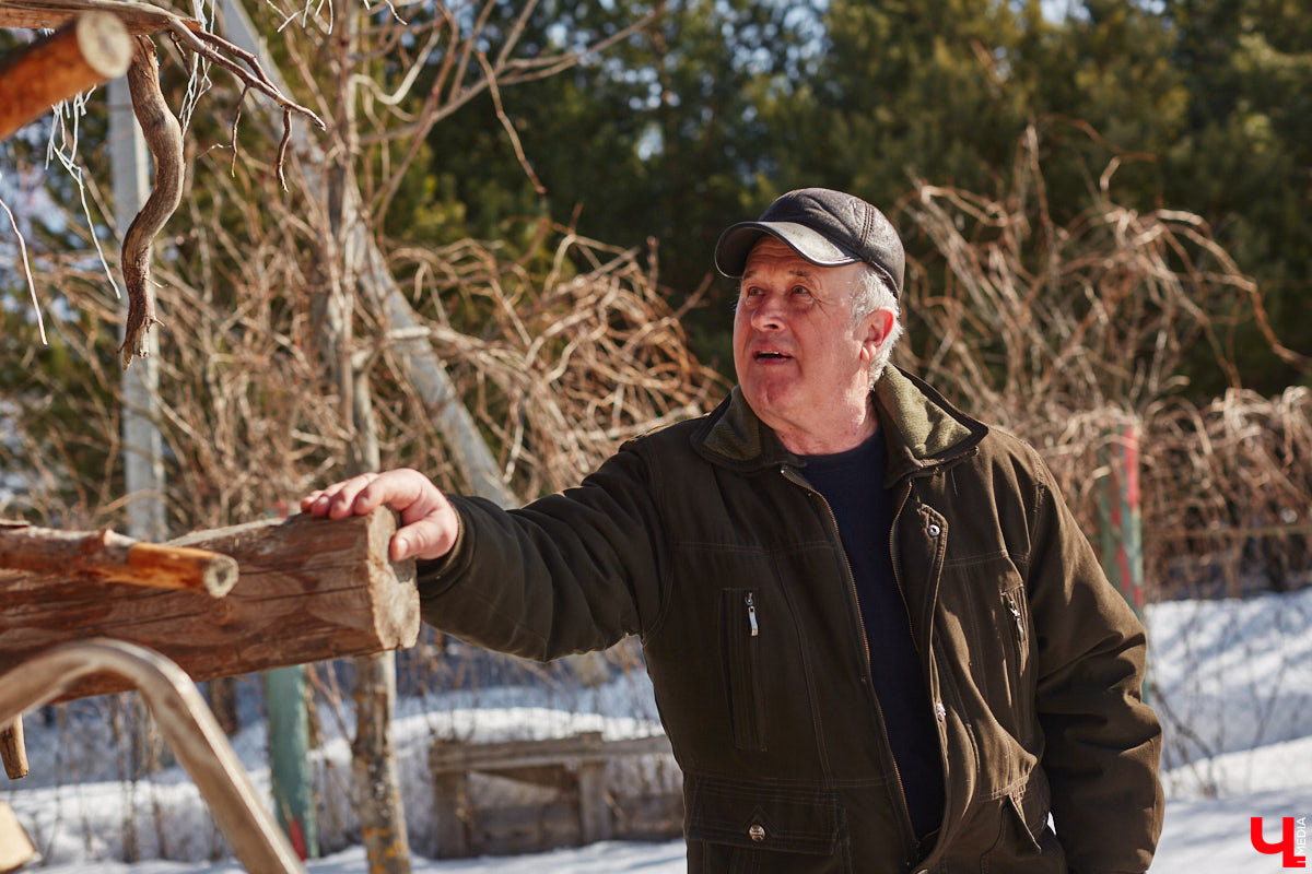 Умелец из Судогодского района построил на своем участке избушку на курьих ножках. Домик Бабы-яги не просто стоит, а еще и вращается на 360 градусов. Сейчас Владимир Панин приводит механизм в движение вручную, но в будущем планирует усовершенствовать конструкцию, чтобы с помощью пульта поворачивать собственное творение «к себе передом, к лесу задом». «Ключ-Медиа» отправился в гости к сказке за атмосферным фоторепортажем.