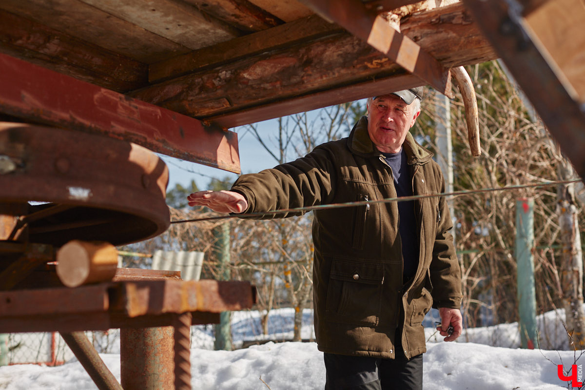 Умелец из Судогодского района построил на своем участке избушку на курьих ножках. Домик Бабы-яги не просто стоит, а еще и вращается на 360 градусов. Сейчас Владимир Панин приводит механизм в движение вручную, но в будущем планирует усовершенствовать конструкцию, чтобы с помощью пульта поворачивать собственное творение «к себе передом, к лесу задом». «Ключ-Медиа» отправился в гости к сказке за атмосферным фоторепортажем.