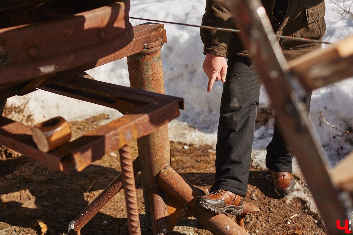 Умелец из Судогодского района построил на своем участке избушку на курьих ножках. Домик Бабы-яги не просто стоит, а еще и вращается на 360 градусов. Сейчас Владимир Панин приводит механизм в движение вручную, но в будущем планирует усовершенствовать конструкцию, чтобы с помощью пульта поворачивать собственное творение «к себе передом, к лесу задом». «Ключ-Медиа» отправился в гости к сказке за атмосферным фоторепортажем.