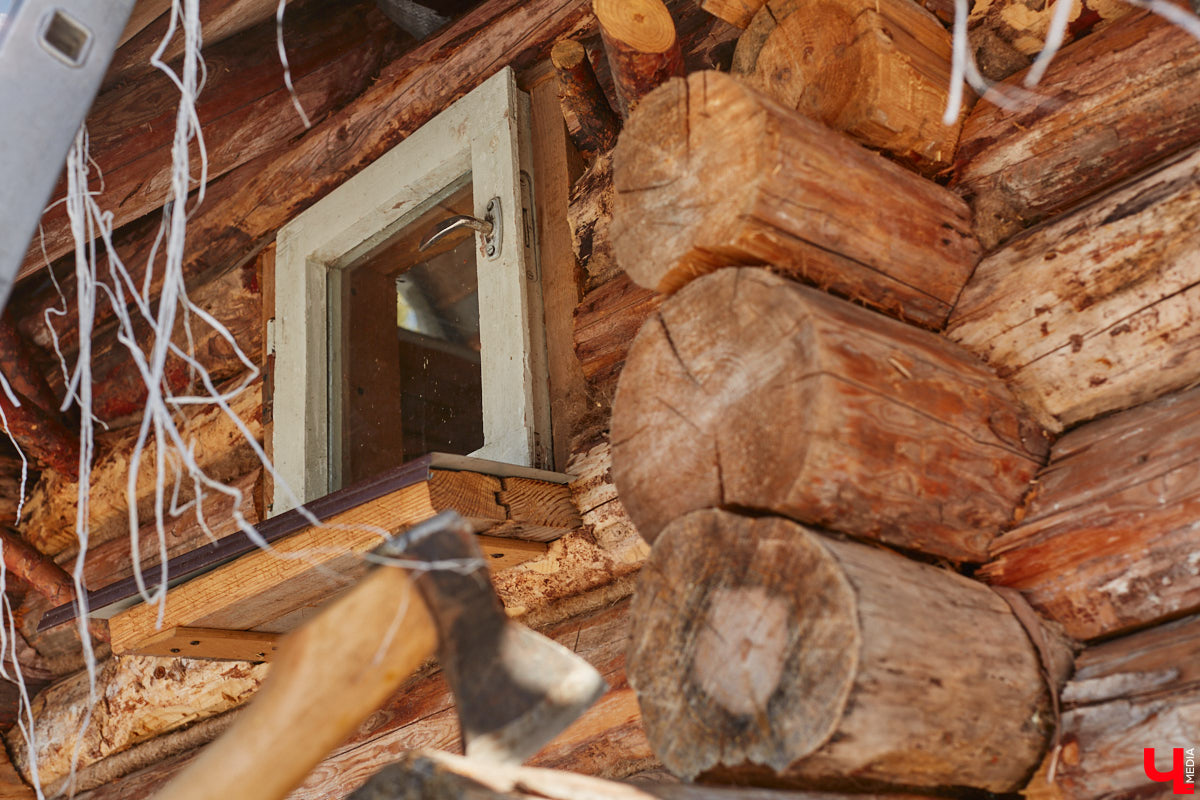 Умелец из Судогодского района построил на своем участке избушку на курьих ножках. Домик Бабы-яги не просто стоит, а еще и вращается на 360 градусов. Сейчас Владимир Панин приводит механизм в движение вручную, но в будущем планирует усовершенствовать конструкцию, чтобы с помощью пульта поворачивать собственное творение «к себе передом, к лесу задом». «Ключ-Медиа» отправился в гости к сказке за атмосферным фоторепортажем.