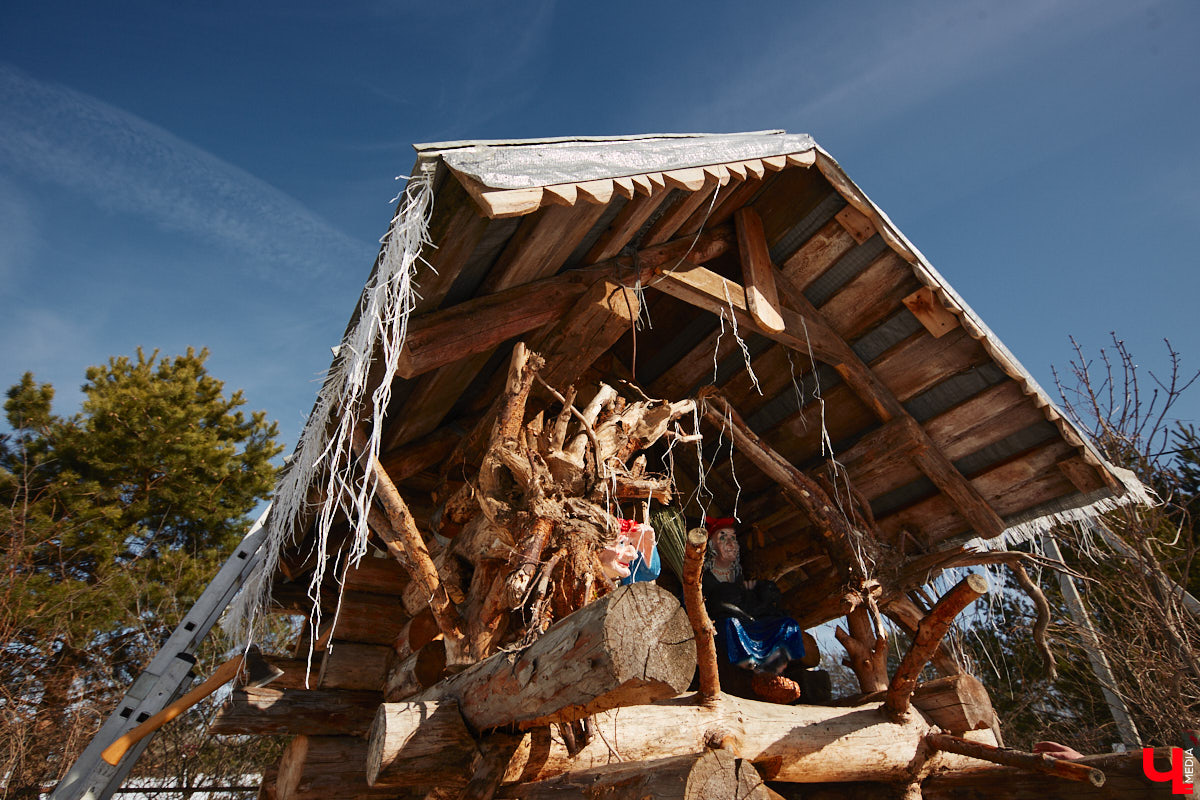 Умелец из Судогодского района построил на своем участке избушку на курьих ножках. Домик Бабы-яги не просто стоит, а еще и вращается на 360 градусов. Сейчас Владимир Панин приводит механизм в движение вручную, но в будущем планирует усовершенствовать конструкцию, чтобы с помощью пульта поворачивать собственное творение «к себе передом, к лесу задом». «Ключ-Медиа» отправился в гости к сказке за атмосферным фоторепортажем.