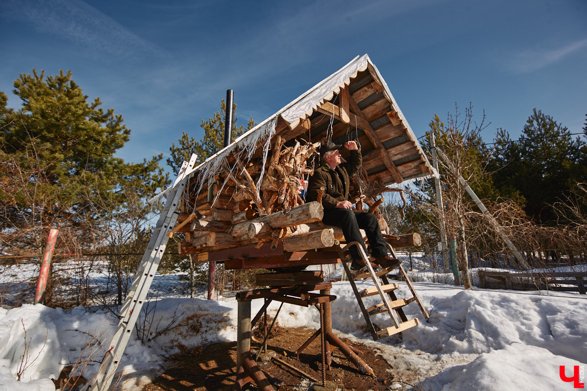 Умелец из Судогодского района построил на своем участке избушку на курьих ножках. Домик Бабы-яги не просто стоит, а еще и вращается на 360 градусов. Сейчас Владимир Панин приводит механизм в движение вручную, но в будущем планирует усовершенствовать конструкцию, чтобы с помощью пульта поворачивать собственное творение «к себе передом, к лесу задом». «Ключ-Медиа» отправился в гости к сказке за атмосферным фоторепортажем.
