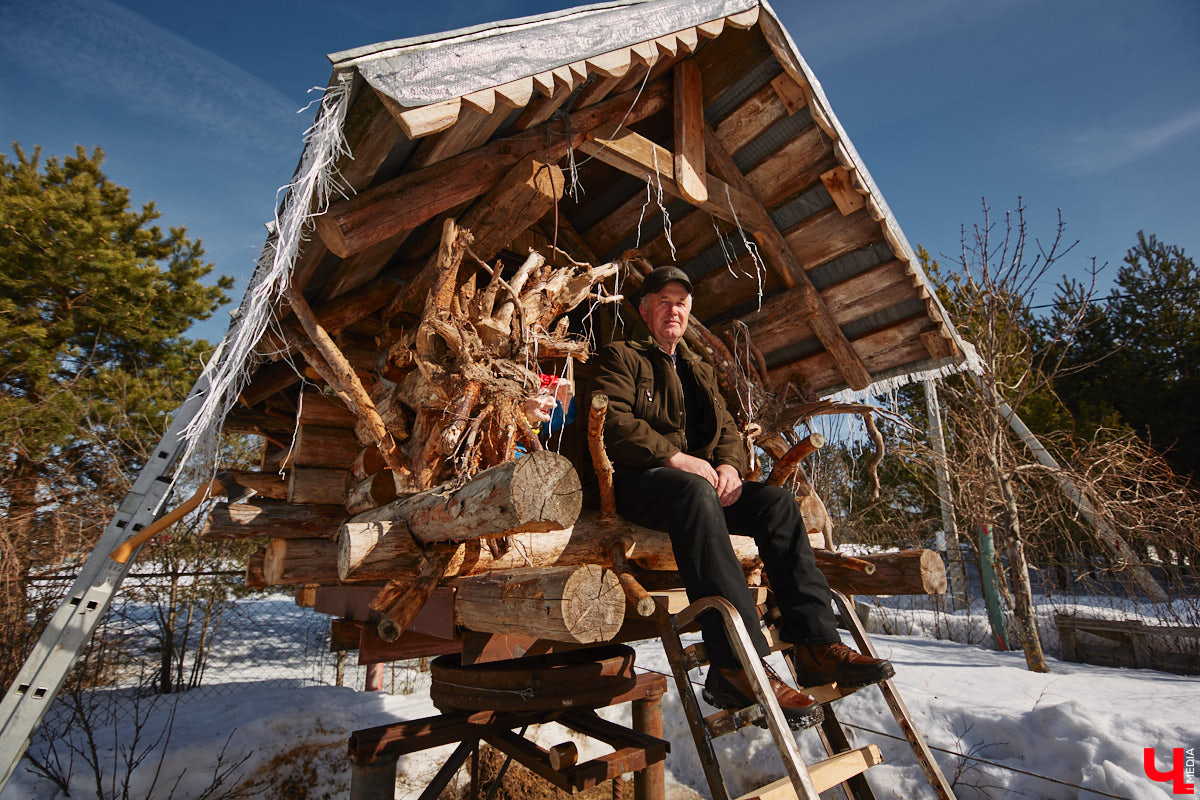 Умелец из Судогодского района построил на своем участке избушку на курьих ножках. Домик Бабы-яги не просто стоит, а еще и вращается на 360 градусов. Сейчас Владимир Панин приводит механизм в движение вручную, но в будущем планирует усовершенствовать конструкцию, чтобы с помощью пульта поворачивать собственное творение «к себе передом, к лесу задом». «Ключ-Медиа» отправился в гости к сказке за атмосферным фоторепортажем.