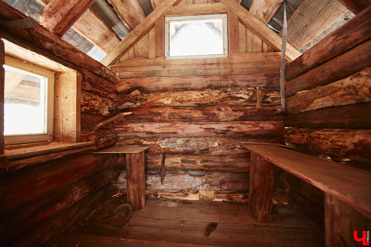 Умелец из Судогодского района построил на своем участке избушку на курьих ножках. Домик Бабы-яги не просто стоит, а еще и вращается на 360 градусов. Сейчас Владимир Панин приводит механизм в движение вручную, но в будущем планирует усовершенствовать конструкцию, чтобы с помощью пульта поворачивать собственное творение «к себе передом, к лесу задом». «Ключ-Медиа» отправился в гости к сказке за атмосферным фоторепортажем.