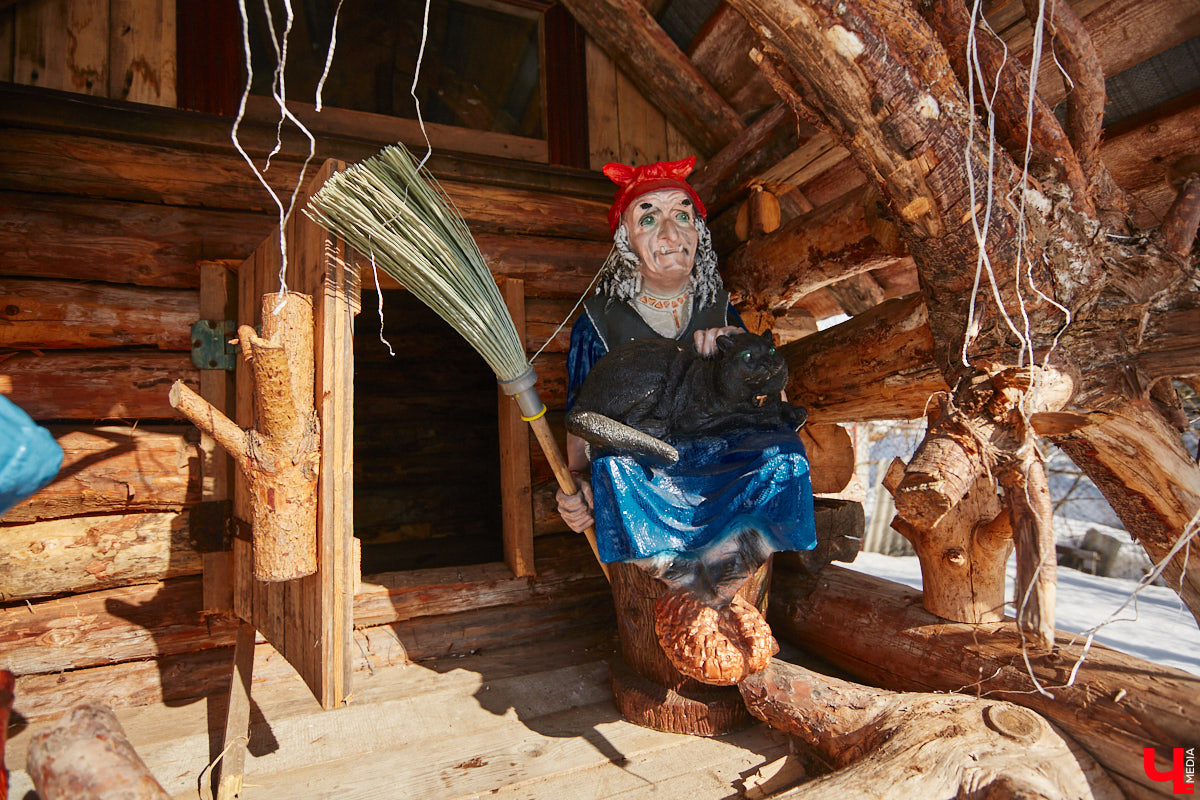 Умелец из Судогодского района построил на своем участке избушку на курьих ножках. Домик Бабы-яги не просто стоит, а еще и вращается на 360 градусов. Сейчас Владимир Панин приводит механизм в движение вручную, но в будущем планирует усовершенствовать конструкцию, чтобы с помощью пульта поворачивать собственное творение «к себе передом, к лесу задом». «Ключ-Медиа» отправился в гости к сказке за атмосферным фоторепортажем.