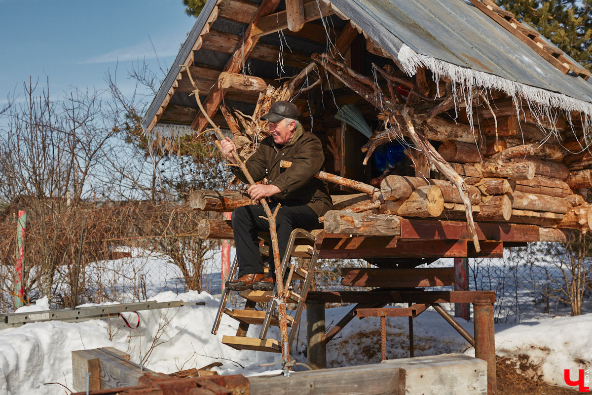 Умелец из Судогодского района построил на своем участке избушку на курьих ножках. Домик Бабы-яги не просто стоит, а еще и вращается на 360 градусов. Сейчас Владимир Панин приводит механизм в движение вручную, но в будущем планирует усовершенствовать конструкцию, чтобы с помощью пульта поворачивать собственное творение «к себе передом, к лесу задом». «Ключ-Медиа» отправился в гости к сказке за атмосферным фоторепортажем.