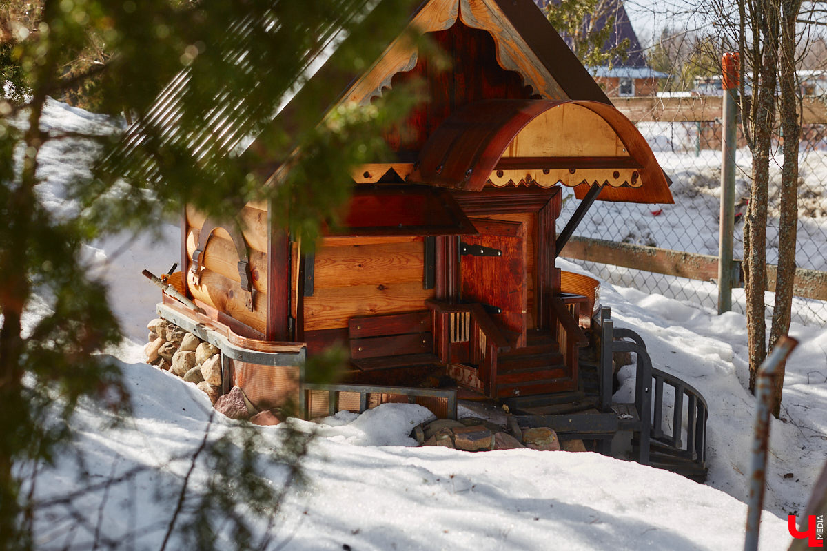 Умелец из Судогодского района построил на своем участке избушку на курьих ножках. Домик Бабы-яги не просто стоит, а еще и вращается на 360 градусов. Сейчас Владимир Панин приводит механизм в движение вручную, но в будущем планирует усовершенствовать конструкцию, чтобы с помощью пульта поворачивать собственное творение «к себе передом, к лесу задом». «Ключ-Медиа» отправился в гости к сказке за атмосферным фоторепортажем.