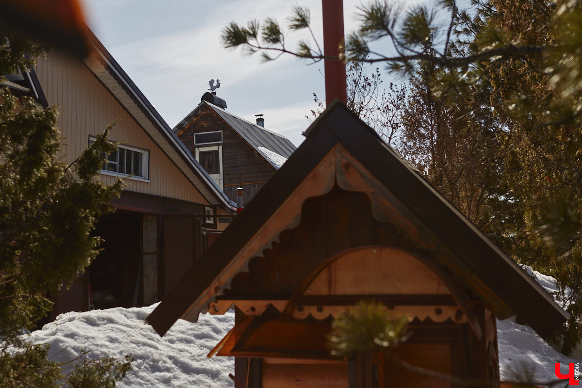 Умелец из Судогодского района построил на своем участке избушку на курьих ножках. Домик Бабы-яги не просто стоит, а еще и вращается на 360 градусов. Сейчас Владимир Панин приводит механизм в движение вручную, но в будущем планирует усовершенствовать конструкцию, чтобы с помощью пульта поворачивать собственное творение «к себе передом, к лесу задом». «Ключ-Медиа» отправился в гости к сказке за атмосферным фоторепортажем.