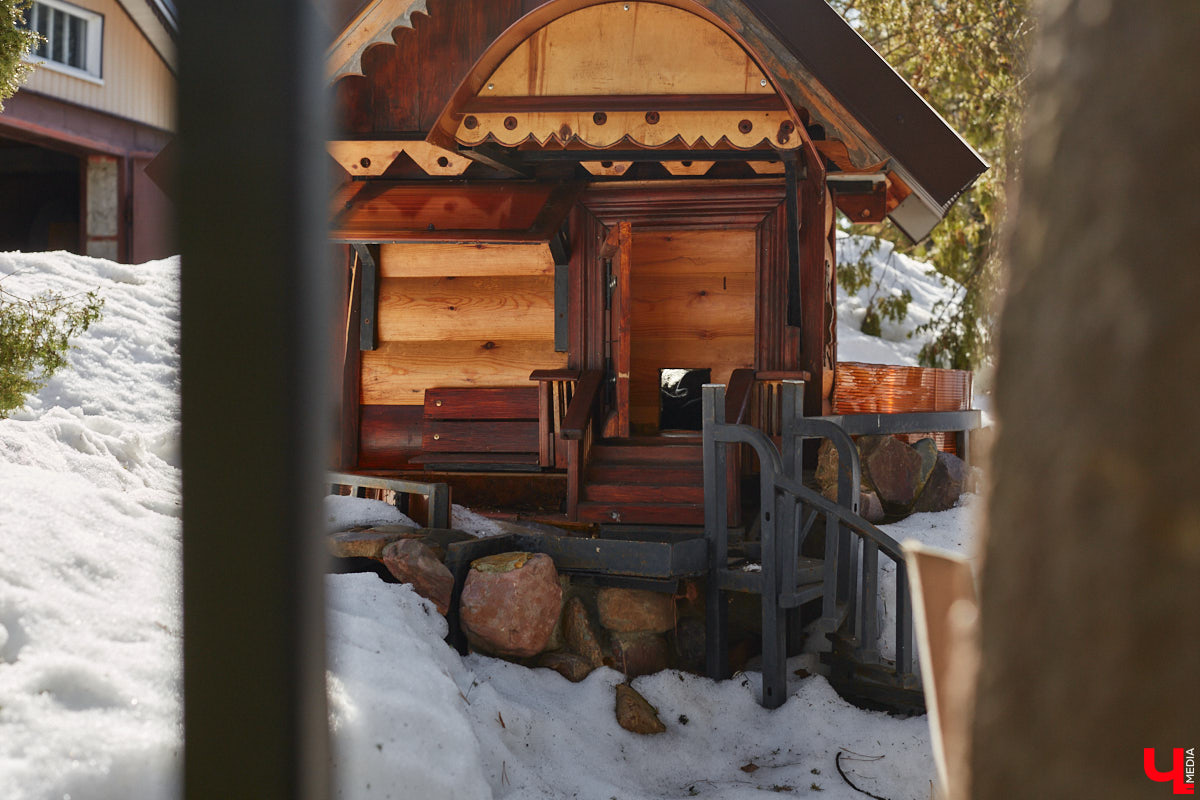 Умелец из Судогодского района построил на своем участке избушку на курьих ножках. Домик Бабы-яги не просто стоит, а еще и вращается на 360 градусов. Сейчас Владимир Панин приводит механизм в движение вручную, но в будущем планирует усовершенствовать конструкцию, чтобы с помощью пульта поворачивать собственное творение «к себе передом, к лесу задом». «Ключ-Медиа» отправился в гости к сказке за атмосферным фоторепортажем.