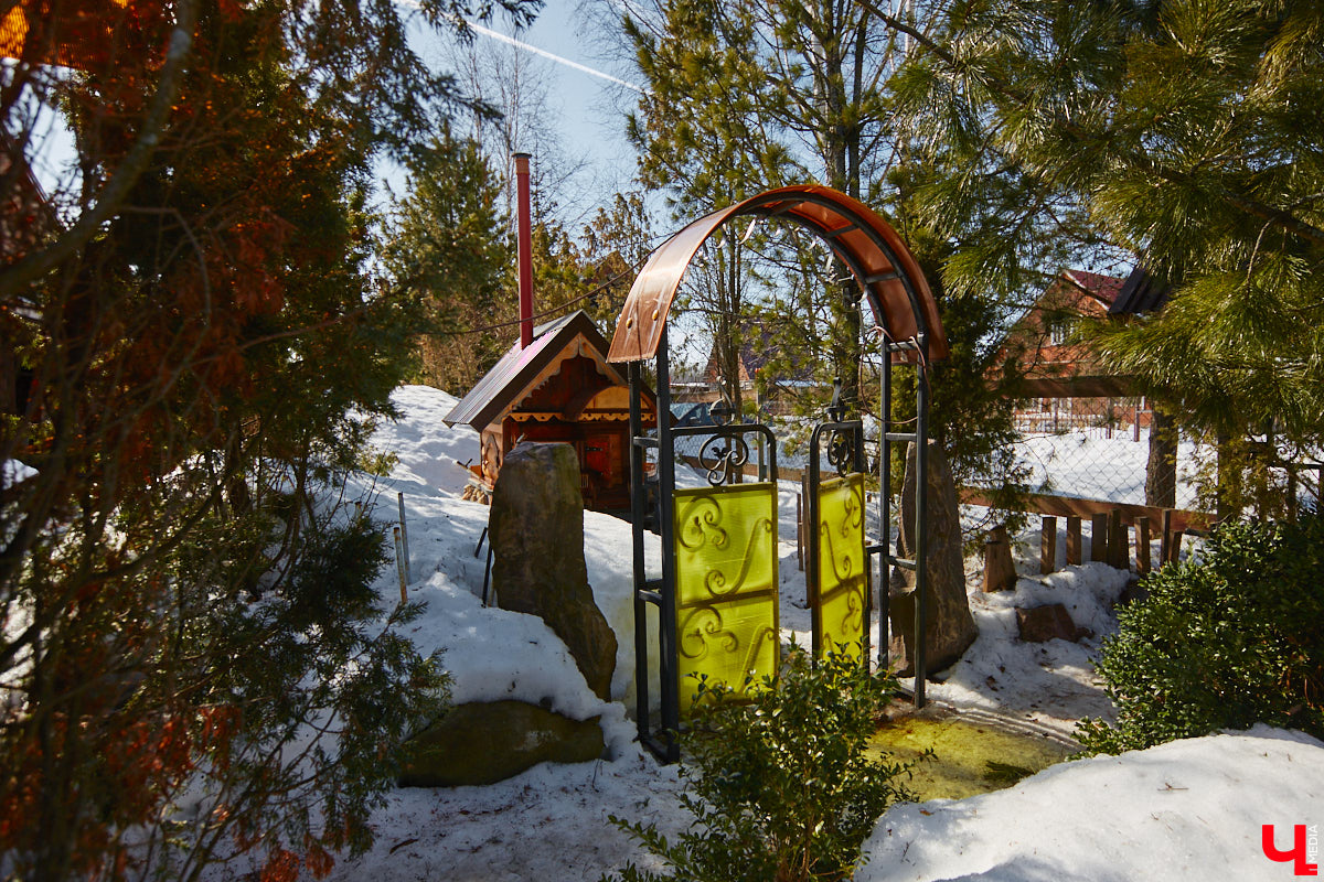 Умелец из Судогодского района построил на своем участке избушку на курьих ножках. Домик Бабы-яги не просто стоит, а еще и вращается на 360 градусов. Сейчас Владимир Панин приводит механизм в движение вручную, но в будущем планирует усовершенствовать конструкцию, чтобы с помощью пульта поворачивать собственное творение «к себе передом, к лесу задом». «Ключ-Медиа» отправился в гости к сказке за атмосферным фоторепортажем.