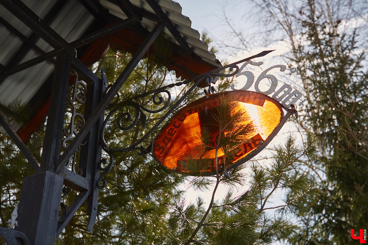 Умелец из Судогодского района построил на своем участке избушку на курьих ножках. Домик Бабы-яги не просто стоит, а еще и вращается на 360 градусов. Сейчас Владимир Панин приводит механизм в движение вручную, но в будущем планирует усовершенствовать конструкцию, чтобы с помощью пульта поворачивать собственное творение «к себе передом, к лесу задом». «Ключ-Медиа» отправился в гости к сказке за атмосферным фоторепортажем.