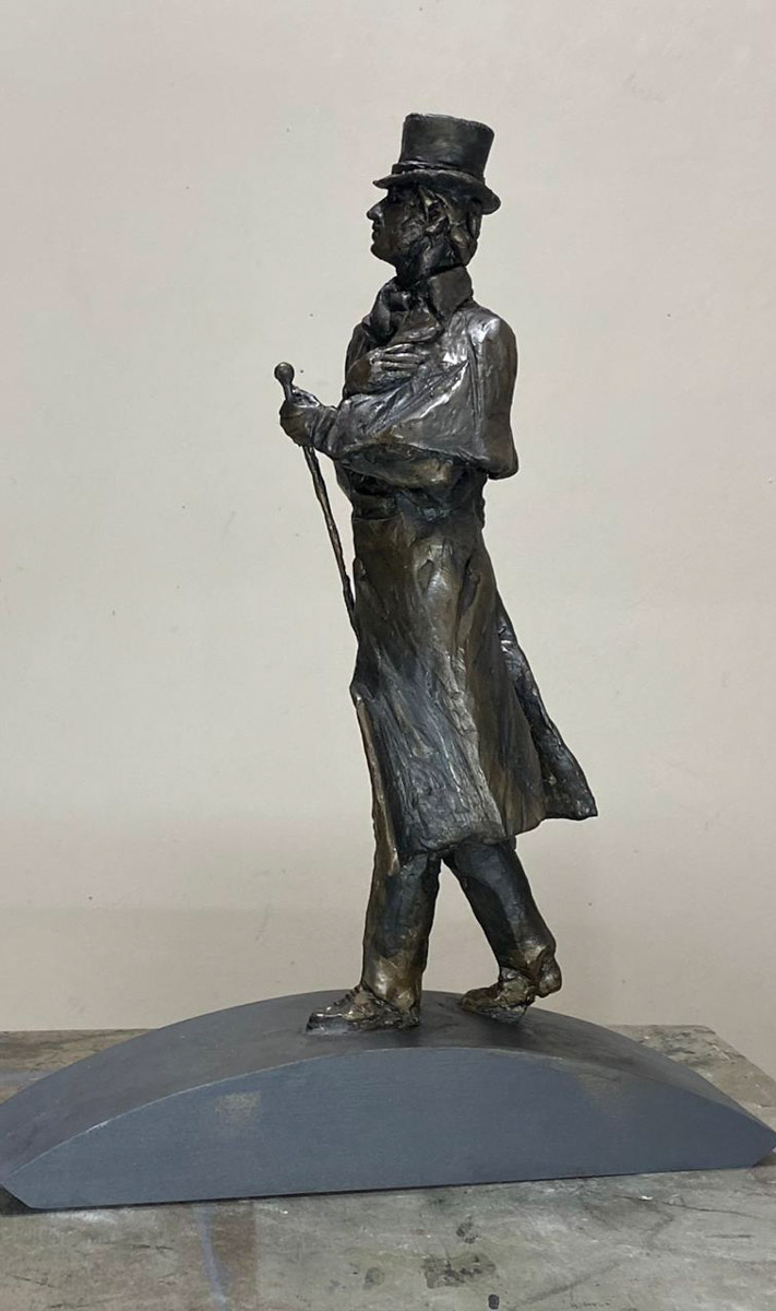 Во Владимире наконец заговорили о памятнике Александру Пушкину. Предположительно, он будет воздвигнут этим летом на одноименном бульваре, где уже 13 лет одиноко стоит лишь закладной камень с обещанием скорой установки монумента. Автором скульптуры станет Игорь Черноглазов. Каким же он изобразит светило русской поэзии?