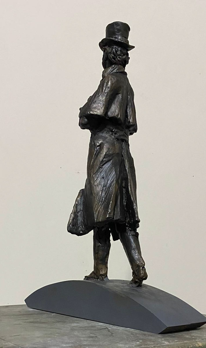 Во Владимире наконец заговорили о памятнике Александру Пушкину. Предположительно, он будет воздвигнут этим летом на одноименном бульваре, где уже 13 лет одиноко стоит лишь закладной камень с обещанием скорой установки монумента. Автором скульптуры станет Игорь Черноглазов. Каким же он изобразит светило русской поэзии?