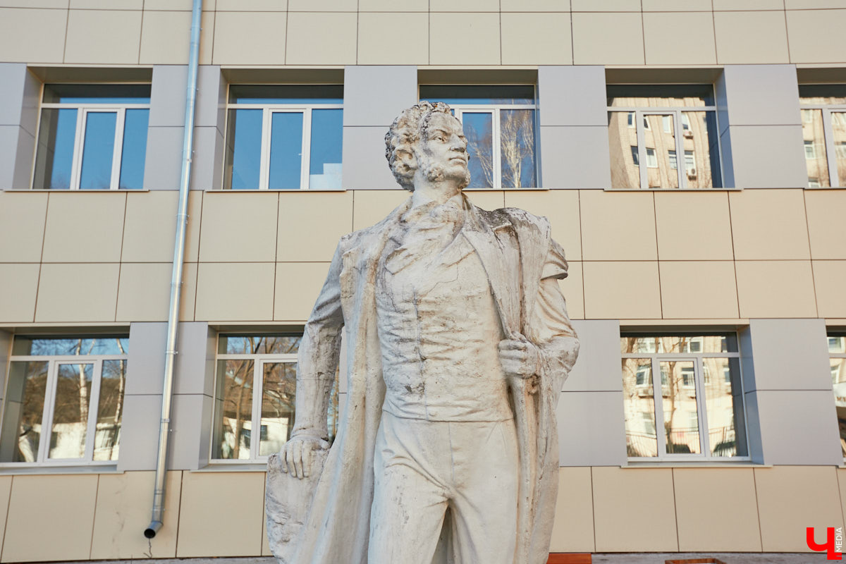 Во Владимире наконец заговорили о памятнике Александру Пушкину. Предположительно, он будет воздвигнут этим летом на одноименном бульваре, где уже 13 лет одиноко стоит лишь закладной камень с обещанием скорой установки монумента. Автором скульптуры станет Игорь Черноглазов. Каким же он изобразит светило русской поэзии?