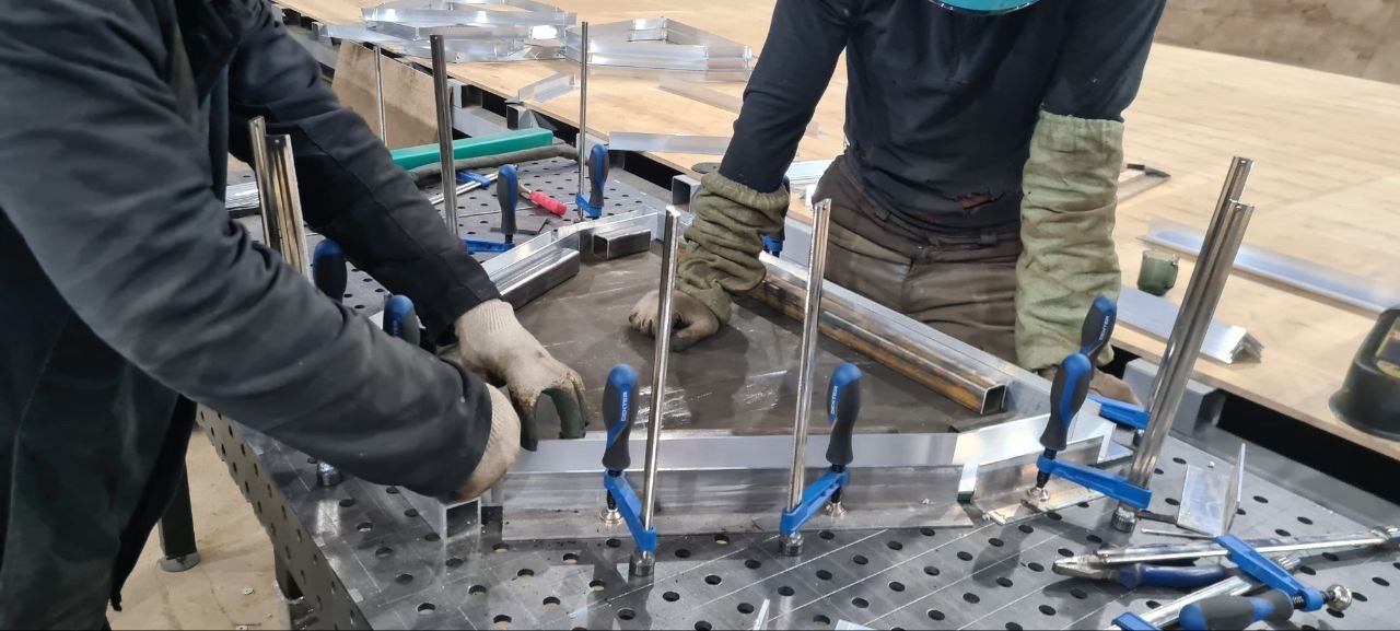 Летом этого года в Муроме обещают спустить на воду экспериментальную модель кемпера. Уникальный проект реализуют местные предприниматели, и первый плавучий дом уже собирают в городе на Оке. Хаусбот (или кемпбот) будет передвигаться по водной глади со скоростью 10 — 15 км/ч.