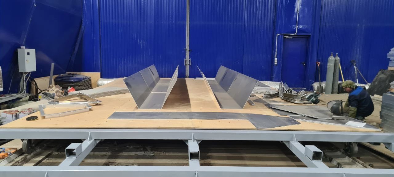 Летом этого года в Муроме обещают спустить на воду экспериментальную модель кемпера. Уникальный проект реализуют местные предприниматели, и первый плавучий дом уже собирают в городе на Оке. Хаусбот (или кемпбот) будет передвигаться по водной глади со скоростью 10 — 15 км/ч.