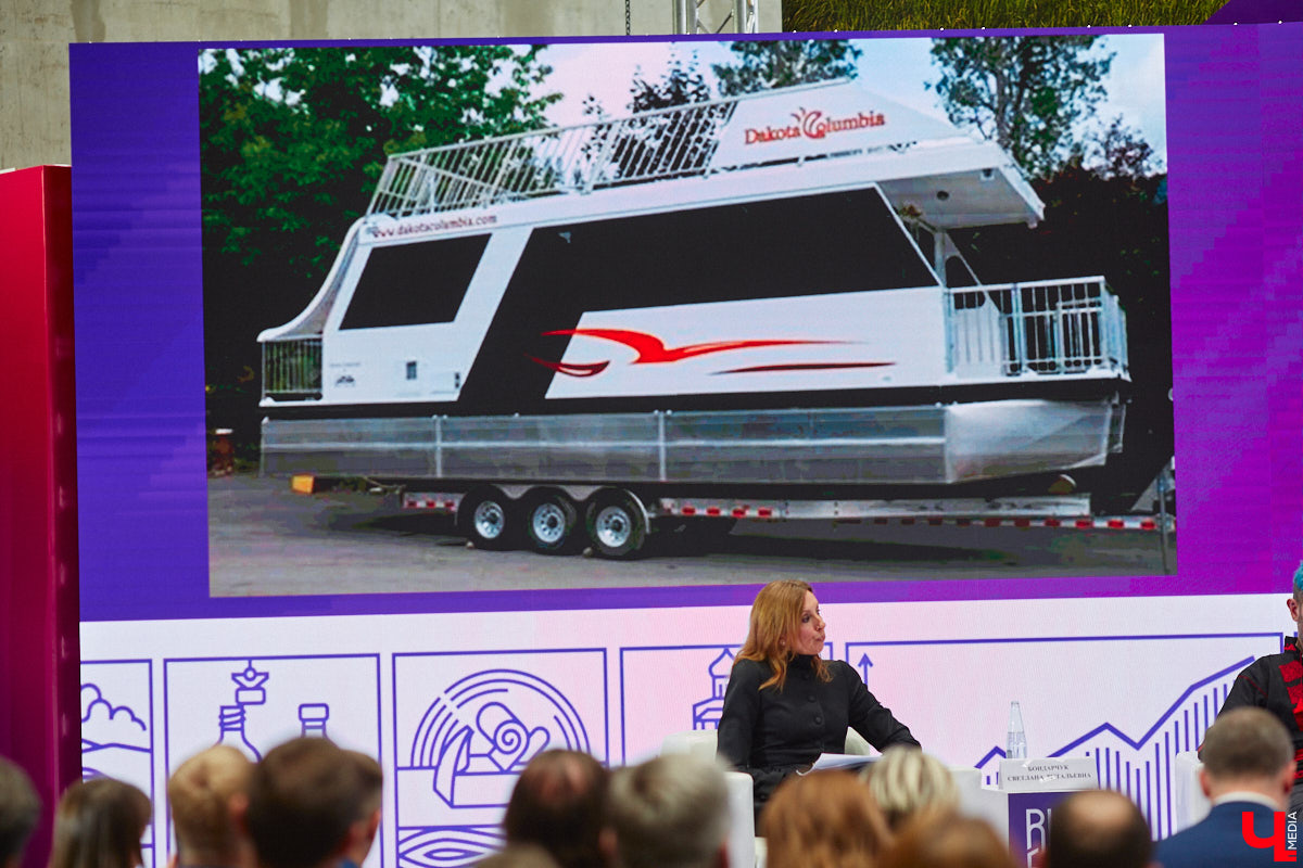 Летом этого года в Муроме обещают спустить на воду экспериментальную модель кемпера. Уникальный проект реализуют местные предприниматели, и первый плавучий дом уже собирают в городе на Оке. Хаусбот (или кемпбот) будет передвигаться по водной глади со скоростью 10 — 15 км/ч.