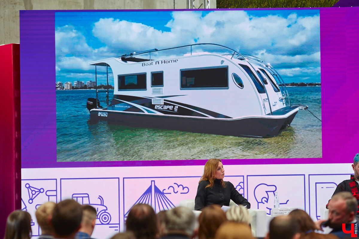 Летом этого года в Муроме обещают спустить на воду экспериментальную модель кемпера. Уникальный проект реализуют местные предприниматели, и первый плавучий дом уже собирают в городе на Оке. Хаусбот (или кемпбот) будет передвигаться по водной глади со скоростью 10 — 15 км/ч.