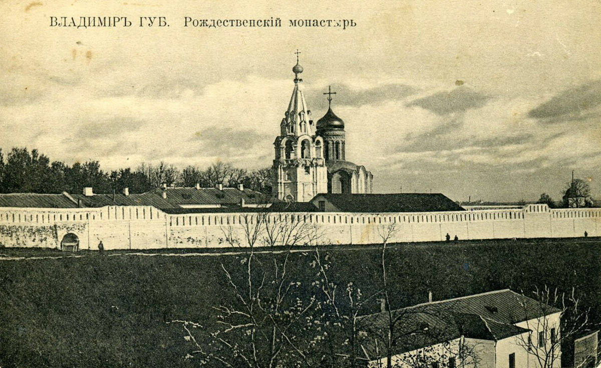 Николай Артлебен родился 25 (13 по старому стилю) марта 1827 года в Москве. По происхождению из дворян. Закончил Московское дворцовое архитектурное училище. 6 августа 1857 года был определен на должность владимирского епархиального архитектора, в обязанности которого входило проектирование, строительство и ремонт храмов и всех сооружений, относящихся к епархиальному ведомству. В 1866 году он стал еще и младшим архитектором Владимирского губернского правления. Поэтому, кроме церквей, спроектировал и несколько значительных светских сооружений, которые до сих пор украшают исторический центр Владимира. Давайте же прогуляемся по городу и полюбуемся шедеврами Николая Артлебена.