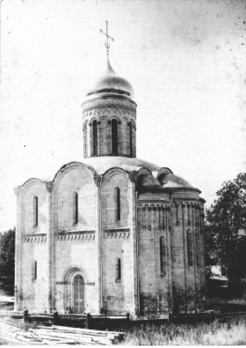 Николай Артлебен родился 25 (13 по старому стилю) марта 1827 года в Москве. По происхождению из дворян. Закончил Московское дворцовое архитектурное училище. 6 августа 1857 года был определен на должность владимирского епархиального архитектора, в обязанности которого входило проектирование, строительство и ремонт храмов и всех сооружений, относящихся к епархиальному ведомству. В 1866 году он стал еще и младшим архитектором Владимирского губернского правления. Поэтому, кроме церквей, спроектировал и несколько значительных светских сооружений, которые до сих пор украшают исторический центр Владимира. Давайте же прогуляемся по городу и полюбуемся шедеврами Николая Артлебена.