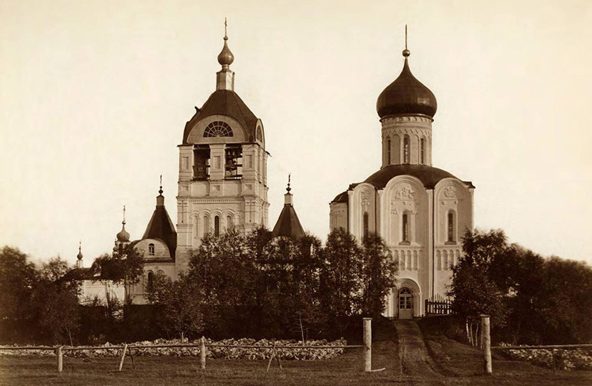 Николай Артлебен родился 25 (13 по старому стилю) марта 1827 года в Москве. По происхождению из дворян. Закончил Московское дворцовое архитектурное училище. 6 августа 1857 года был определен на должность владимирского епархиального архитектора, в обязанности которого входило проектирование, строительство и ремонт храмов и всех сооружений, относящихся к епархиальному ведомству. В 1866 году он стал еще и младшим архитектором Владимирского губернского правления. Поэтому, кроме церквей, спроектировал и несколько значительных светских сооружений, которые до сих пор украшают исторический центр Владимира. Давайте же прогуляемся по городу и полюбуемся шедеврами Николая Артлебена.