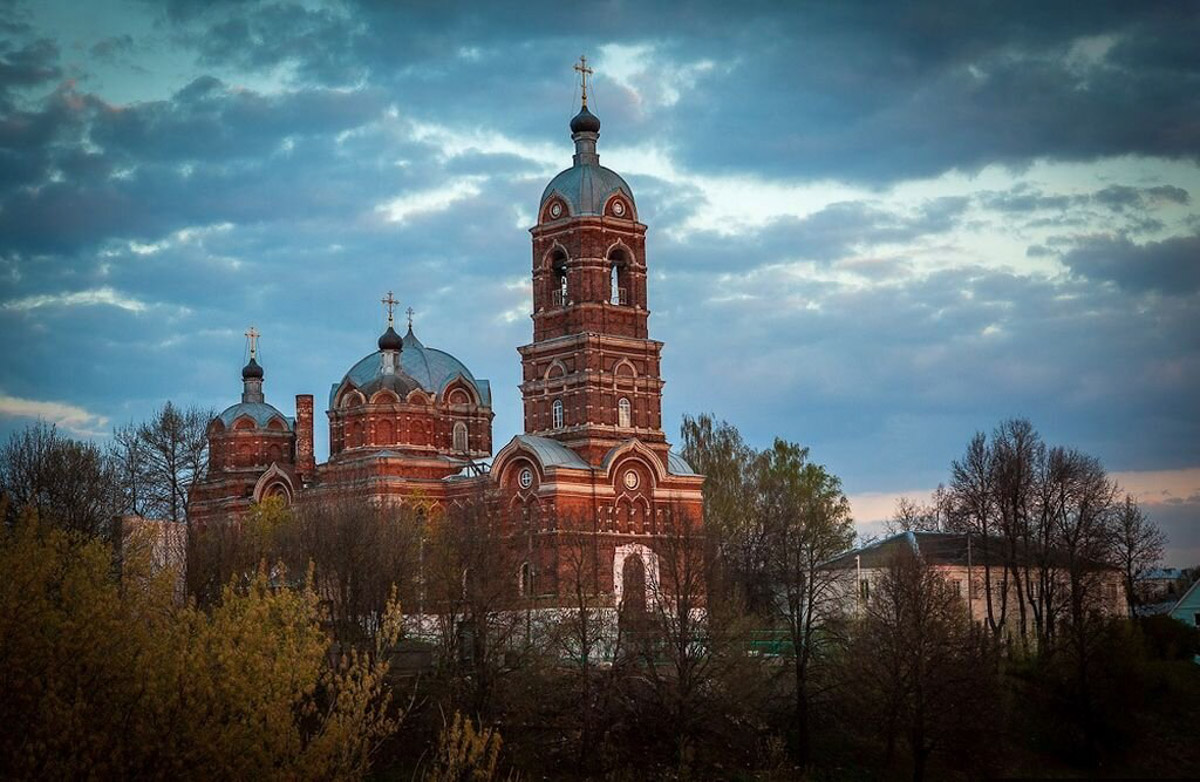 Николай Артлебен родился 25 (13 по старому стилю) марта 1827 года в Москве. По происхождению из дворян. Закончил Московское дворцовое архитектурное училище. 6 августа 1857 года был определен на должность владимирского епархиального архитектора, в обязанности которого входило проектирование, строительство и ремонт храмов и всех сооружений, относящихся к епархиальному ведомству. В 1866 году он стал еще и младшим архитектором Владимирского губернского правления. Поэтому, кроме церквей, спроектировал и несколько значительных светских сооружений, которые до сих пор украшают исторический центр Владимира. Давайте же прогуляемся по городу и полюбуемся шедеврами Николая Артлебена.