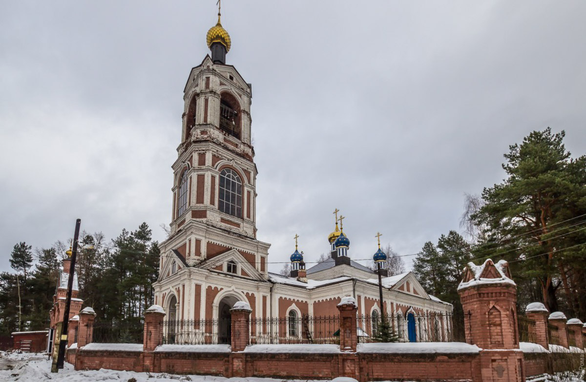 Николай Артлебен родился 25 (13 по старому стилю) марта 1827 года в Москве. По происхождению из дворян. Закончил Московское дворцовое архитектурное училище. 6 августа 1857 года был определен на должность владимирского епархиального архитектора, в обязанности которого входило проектирование, строительство и ремонт храмов и всех сооружений, относящихся к епархиальному ведомству. В 1866 году он стал еще и младшим архитектором Владимирского губернского правления. Поэтому, кроме церквей, спроектировал и несколько значительных светских сооружений, которые до сих пор украшают исторический центр Владимира. Давайте же прогуляемся по городу и полюбуемся шедеврами Николая Артлебена.