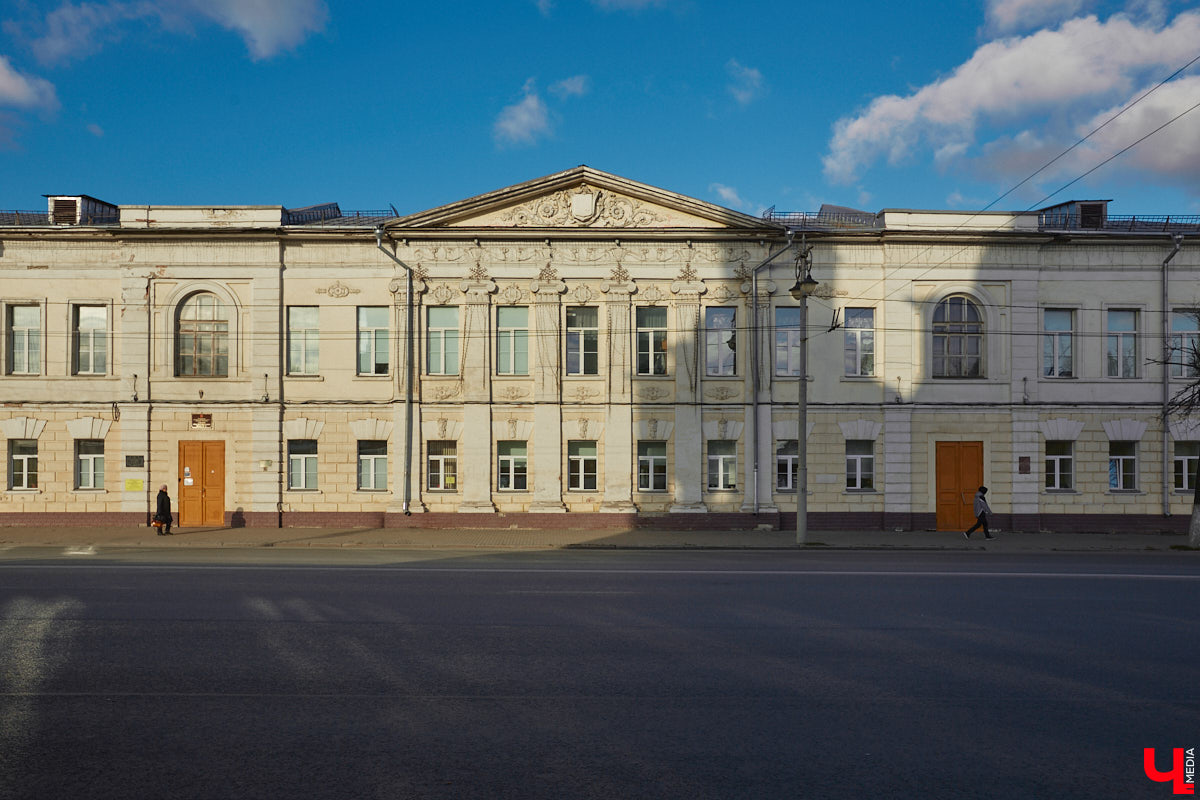 Николай Артлебен родился 25 (13 по старому стилю) марта 1827 года в Москве. По происхождению из дворян. Закончил Московское дворцовое архитектурное училище. 6 августа 1857 года был определен на должность владимирского епархиального архитектора, в обязанности которого входило проектирование, строительство и ремонт храмов и всех сооружений, относящихся к епархиальному ведомству. В 1866 году он стал еще и младшим архитектором Владимирского губернского правления. Поэтому, кроме церквей, спроектировал и несколько значительных светских сооружений, которые до сих пор украшают исторический центр Владимира. Давайте же прогуляемся по городу и полюбуемся шедеврами Николая Артлебена.