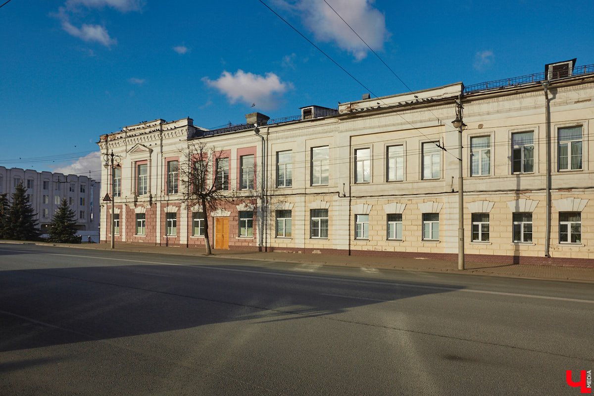 Николай Артлебен родился 25 (13 по старому стилю) марта 1827 года в Москве. По происхождению из дворян. Закончил Московское дворцовое архитектурное училище. 6 августа 1857 года был определен на должность владимирского епархиального архитектора, в обязанности которого входило проектирование, строительство и ремонт храмов и всех сооружений, относящихся к епархиальному ведомству. В 1866 году он стал еще и младшим архитектором Владимирского губернского правления. Поэтому, кроме церквей, спроектировал и несколько значительных светских сооружений, которые до сих пор украшают исторический центр Владимира. Давайте же прогуляемся по городу и полюбуемся шедеврами Николая Артлебена.