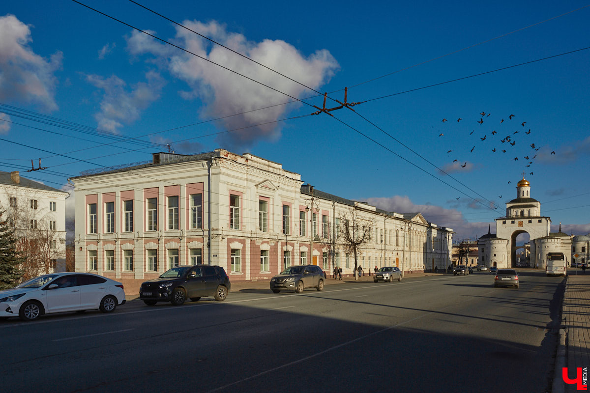 Николай Артлебен родился 25 (13 по старому стилю) марта 1827 года в Москве. По происхождению из дворян. Закончил Московское дворцовое архитектурное училище. 6 августа 1857 года был определен на должность владимирского епархиального архитектора, в обязанности которого входило проектирование, строительство и ремонт храмов и всех сооружений, относящихся к епархиальному ведомству. В 1866 году он стал еще и младшим архитектором Владимирского губернского правления. Поэтому, кроме церквей, спроектировал и несколько значительных светских сооружений, которые до сих пор украшают исторический центр Владимира. Давайте же прогуляемся по городу и полюбуемся шедеврами Николая Артлебена.