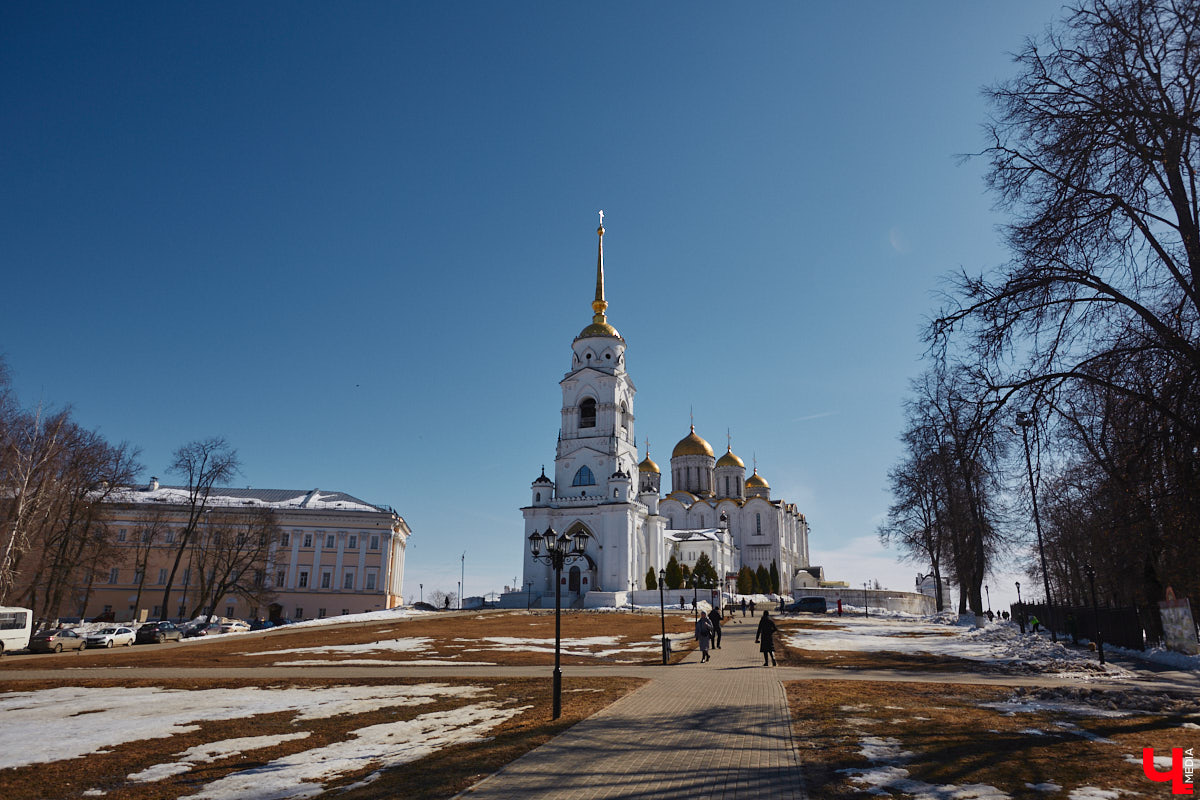 Николай Артлебен родился 25 (13 по старому стилю) марта 1827 года в Москве. По происхождению из дворян. Закончил Московское дворцовое архитектурное училище. 6 августа 1857 года был определен на должность владимирского епархиального архитектора, в обязанности которого входило проектирование, строительство и ремонт храмов и всех сооружений, относящихся к епархиальному ведомству. В 1866 году он стал еще и младшим архитектором Владимирского губернского правления. Поэтому, кроме церквей, спроектировал и несколько значительных светских сооружений, которые до сих пор украшают исторический центр Владимира. Давайте же прогуляемся по городу и полюбуемся шедеврами Николая Артлебена.
