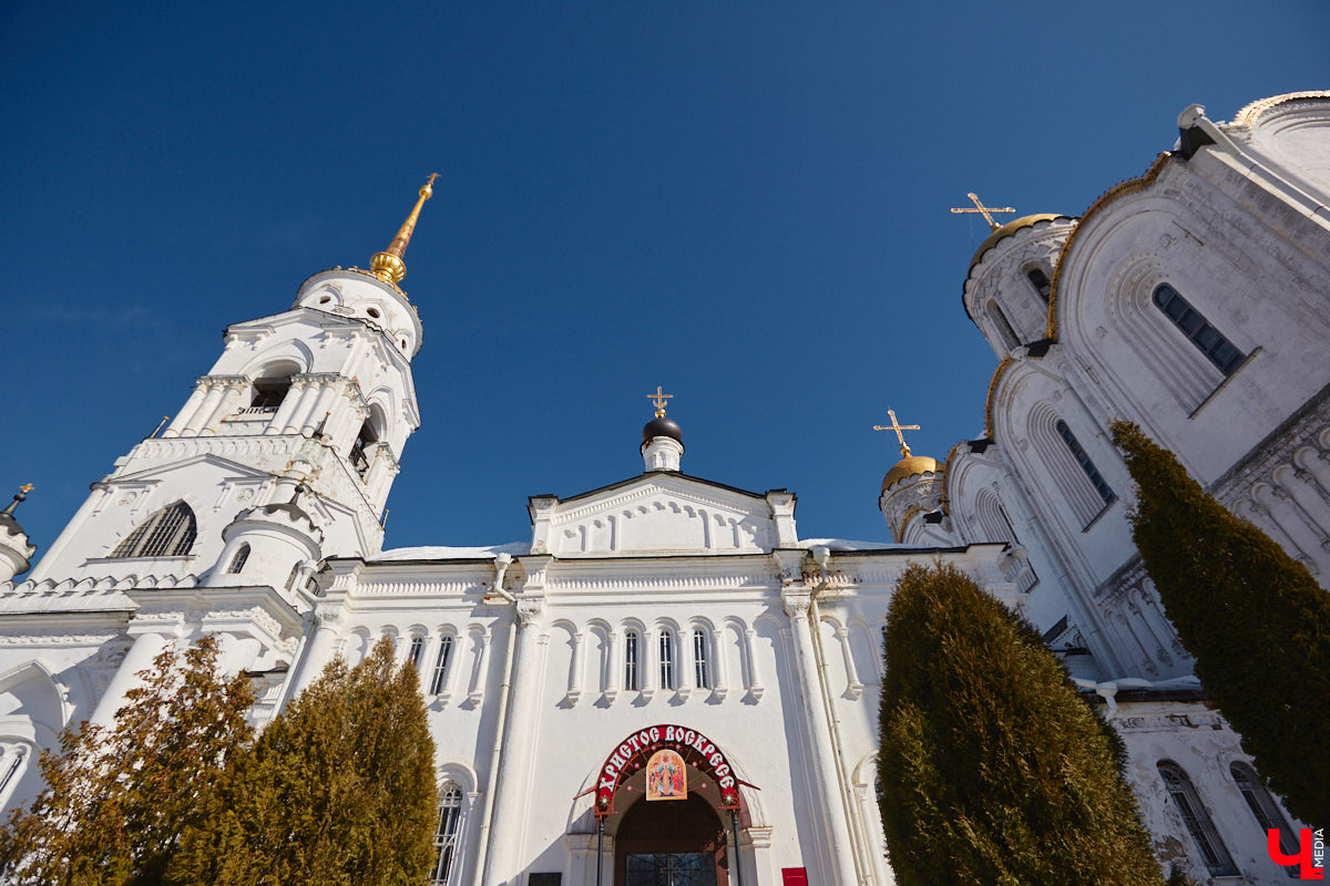 Николай Артлебен родился 25 (13 по старому стилю) марта 1827 года в Москве. По происхождению из дворян. Закончил Московское дворцовое архитектурное училище. 6 августа 1857 года был определен на должность владимирского епархиального архитектора, в обязанности которого входило проектирование, строительство и ремонт храмов и всех сооружений, относящихся к епархиальному ведомству. В 1866 году он стал еще и младшим архитектором Владимирского губернского правления. Поэтому, кроме церквей, спроектировал и несколько значительных светских сооружений, которые до сих пор украшают исторический центр Владимира. Давайте же прогуляемся по городу и полюбуемся шедеврами Николая Артлебена.